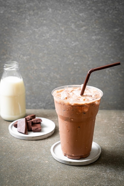 Boisson au lait frappé au chocolat glacé sur fond de bois