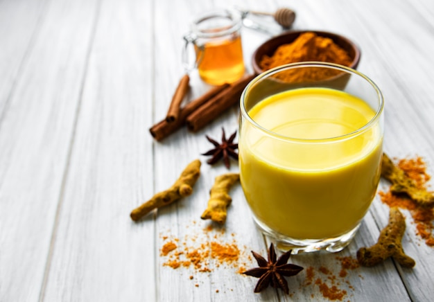 Boisson au latte au curcuma jaune