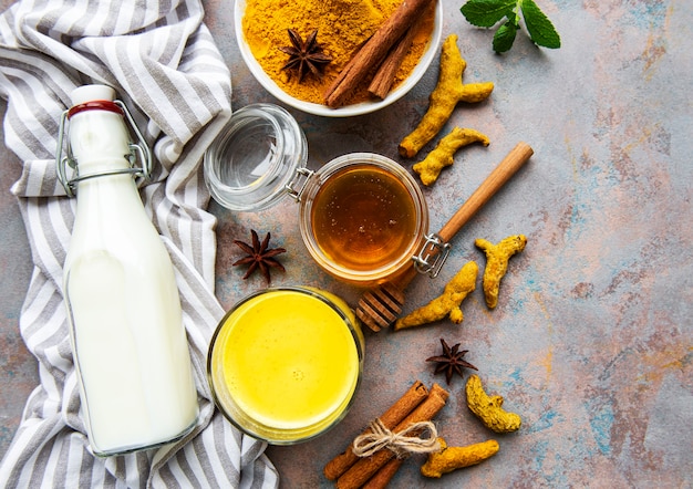 Boisson au latte au curcuma jaune