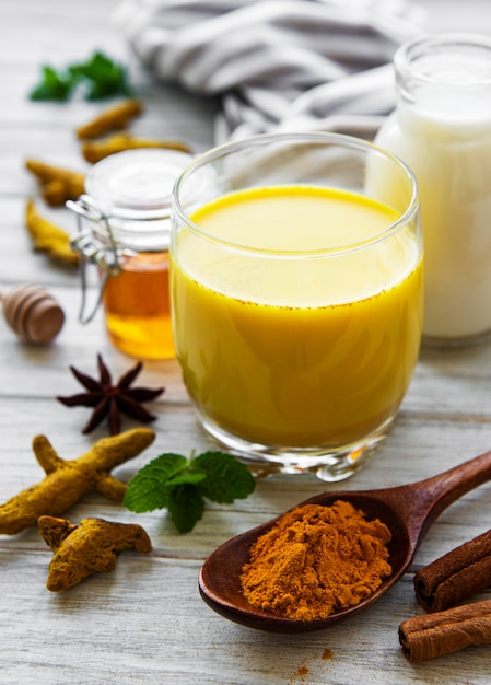 Boisson au latte au curcuma jaune