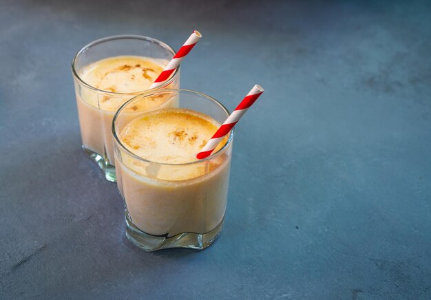 Boisson au yaourt à la mangue indienne jaune Mango Lassi ou smoothie au curcuma et au safran Boisson d'été froide indienne probiotique saine Photo de haute qualité