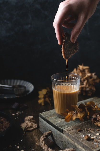 Boisson d'automne confort, chocolat chaud avec cookie sur table en bois, espace copie