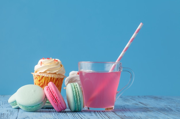 Boisson aux fruits de mûre dans un verre avec de la paille