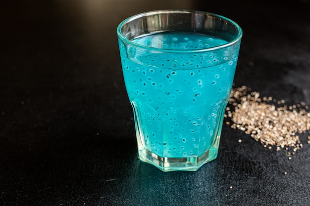 Boisson aux graines de chia limonade saveur de baies bleues en verre transparent myrtille