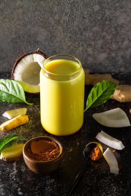 Boisson ayurvédique saine lait de coco doré avec poudre de curcuma gingembre Espace copie