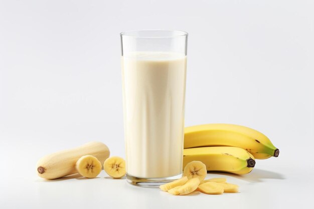 Boisson à la banane dans un verre isolé sur fond blanc Produit naturel sain