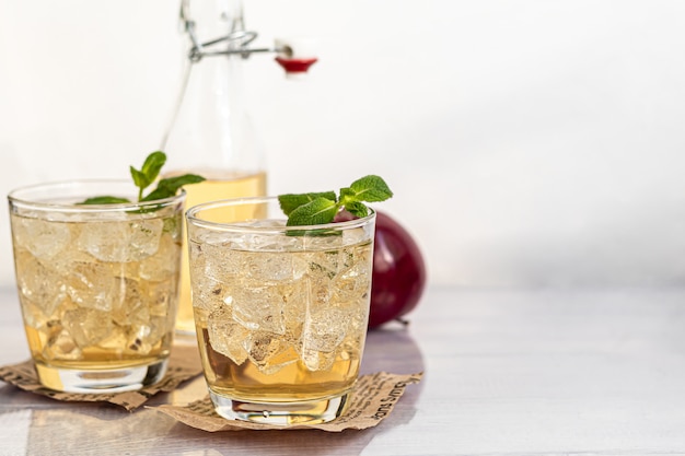 Boisson biologique saine. Cidre de pomme dans un verre et pommes rouges fraîches.