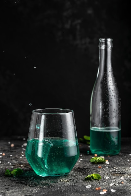 Boisson bleue à faible teneur en alcool boissons colorées réfrigérées sur fond noir rustique fête d'été concept de boisson alcoolisée