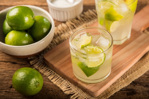 Boisson brésilienne de Caipirinha Cachaa au citron sur fond de bois rustique