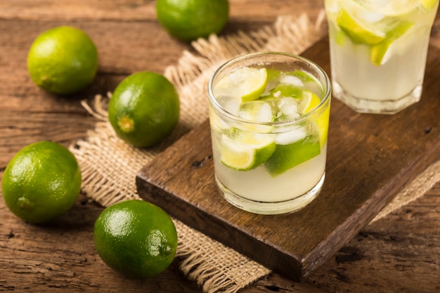 Boisson brésilienne de Caipirinha Cachaa au citron sur fond de bois rustique