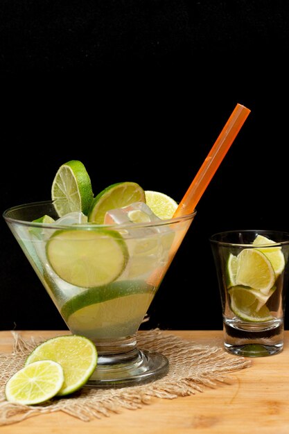 Boisson brésilienne caipirinha avec du sucre et des ingrédients autour