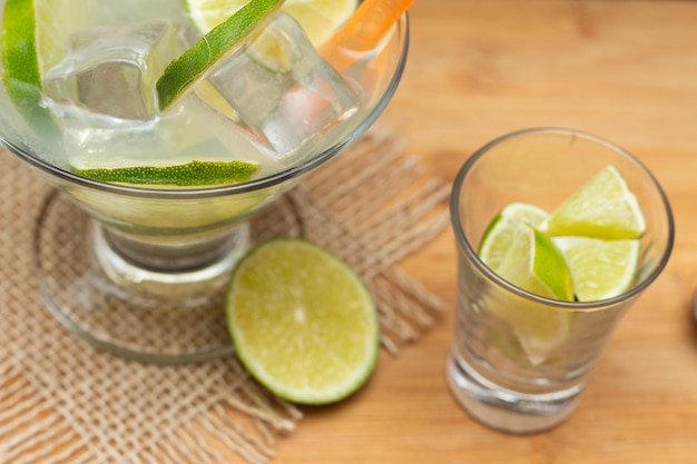 Boisson brésilienne caipirinha sur la table en bois avec des ingrédients dans une journée ensoleillée