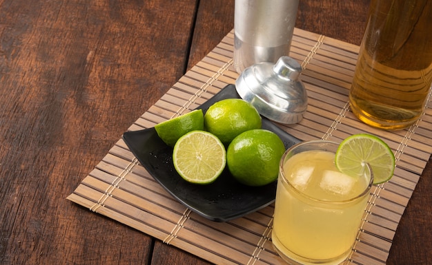 Boisson brésilienne caipirinha, verre de caipirinha