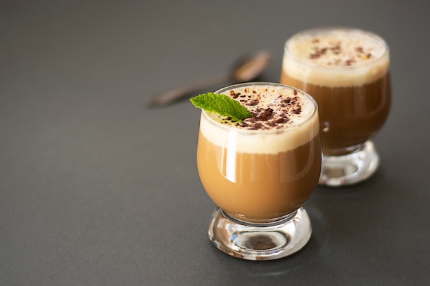 Boisson café avec crème glacée, expresso. Affogato, boisson rafraîchissante estivale dans un verre.