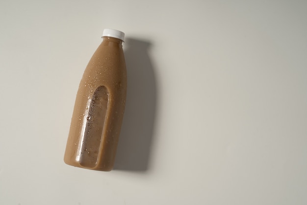 Boisson de café frais sur une bouteille en plastique