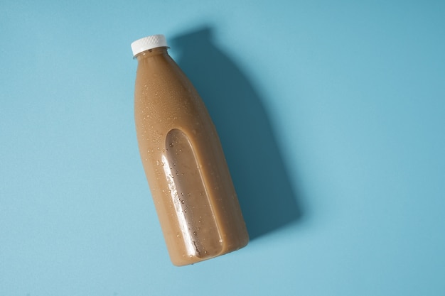 Photo boisson de café frais sur une bouteille en plastique