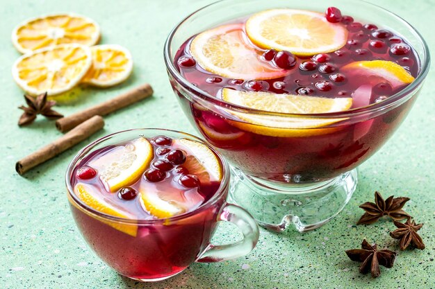 Boisson de célébration du punch aux épices et aux fruits du vin