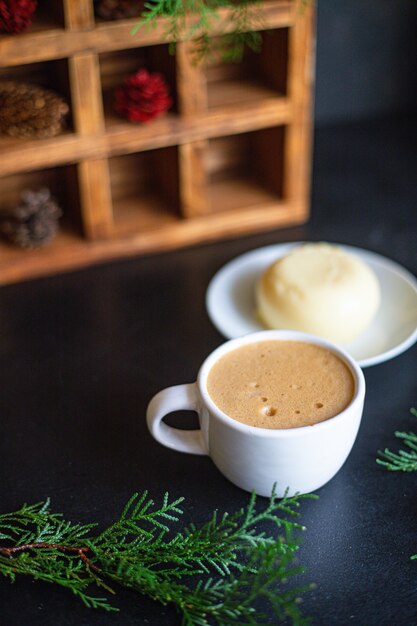 Boisson chaude au café dans des branches d'épinette tasse blanche