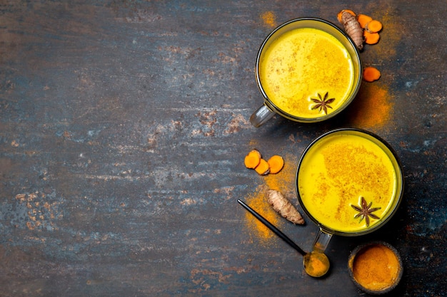 Boisson chaude au lait doré au curcuma avec poudre de curcuma et épices. Vue de dessus.