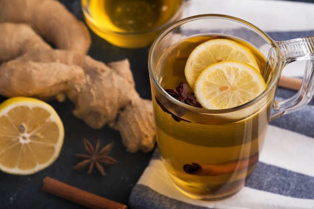 Boisson chaude au miel, citron et gingembre pour la toux. Boisson chaude d'automne