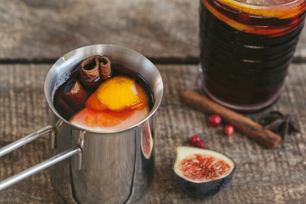 Boisson chaude au vin chaud aux fruits et épices