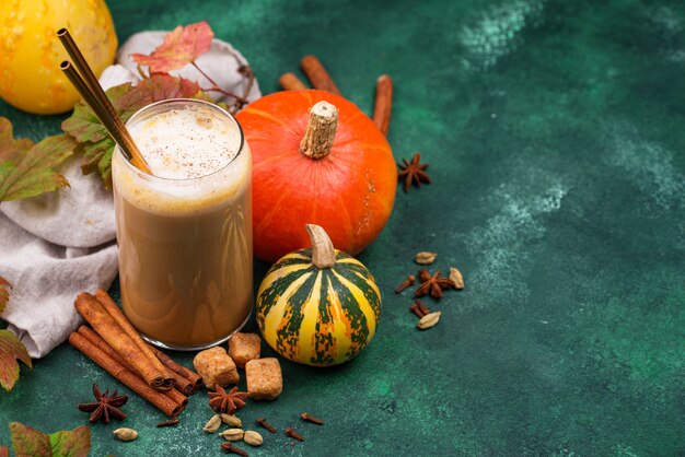 Boisson chaude d'automne au lait au potiron