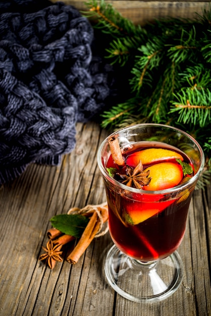 Boisson chaude automne hiver classique, cocktail de vin chaud aux épices