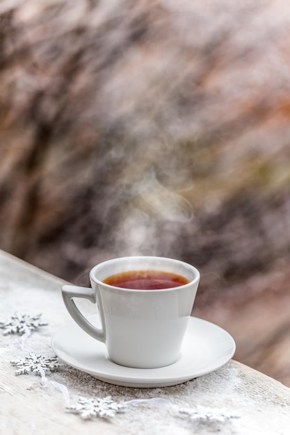 Boisson chaude dans une tasse blanche