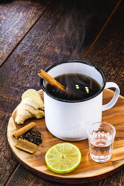 boisson chaude du Brésil, appelée "quentão", à base de citron, gingembre, bâtons de cannelle, cachaça à l'anis ou aux clous de girofle