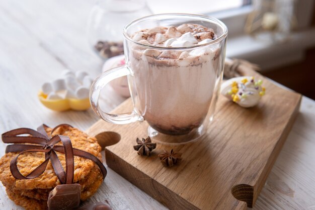 Boisson chaude avec des guimauves sur une table en bois