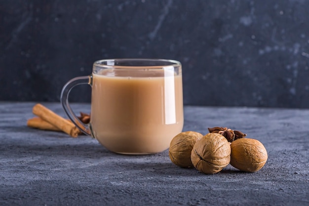 Boisson chaude d'hiver cacao à la cannelle