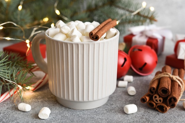 Boisson chaude d'hiver. Chocolat chaud à la guimauve avec sapin et décoration. Nouvel An. Noël.