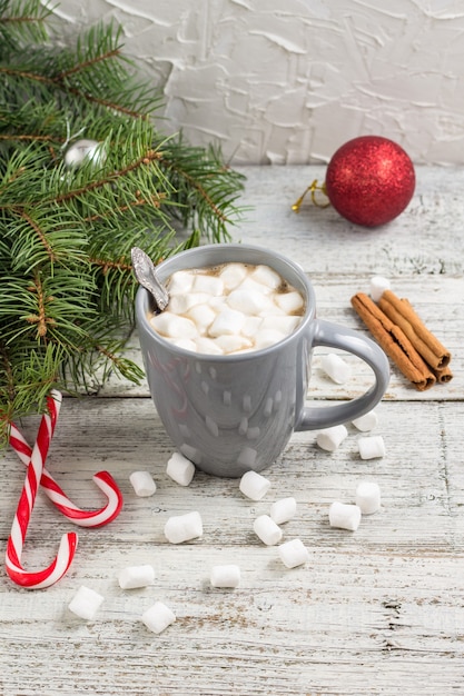 Boisson chaude d'hiver. Chocolat chaud de Noël ou cacao avec guimauve sur table en bois blanc avec des décorations de Noël