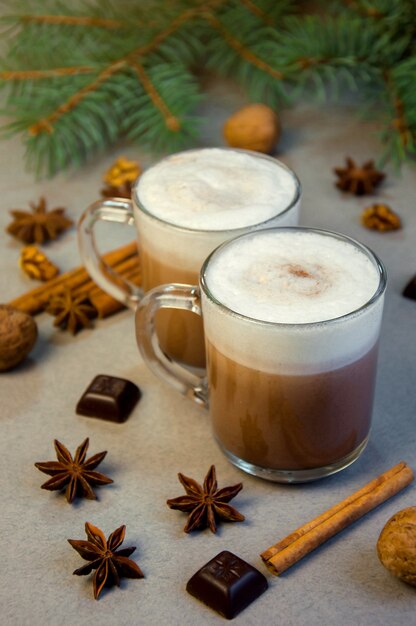 Boisson chaude de Noël de café au cacao dans une petite tasse transparente