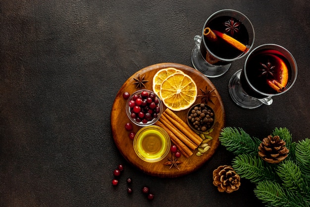 Boisson chaude de Noël dans des verres de vin rouge chaud aux épices et décoration