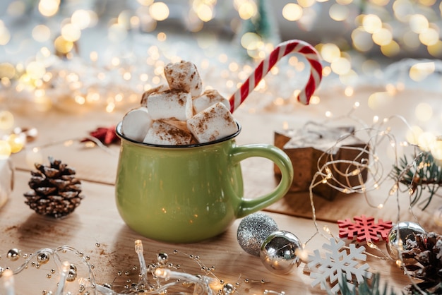 Boisson chaude de Noël avec guimauve et canne en bonbon