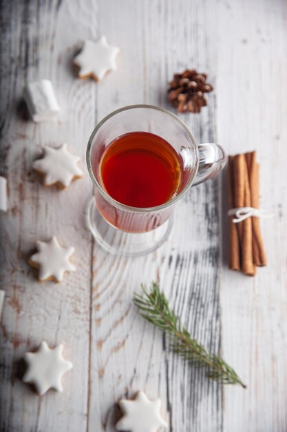 Boisson chaude de Noël, vin chaud, bâton de cannelle, badiane et biscuits de Noël festifs en pain d'épice...