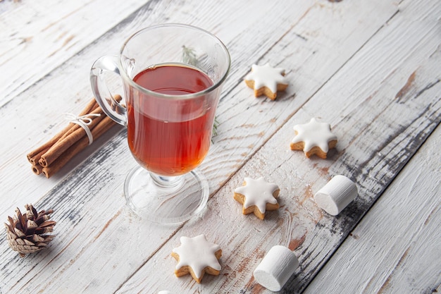 Boisson chaude de Noël, vin chaud, bâton de cannelle, badiane et biscuits de Noël festifs en pain d'épice...