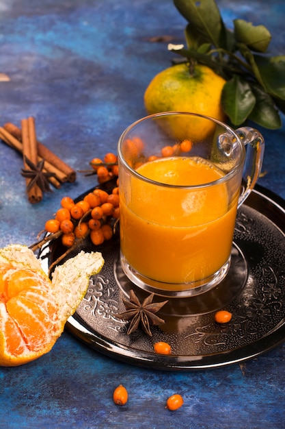 Boisson chaude riche en vitamines avec mandarine, argousier et épices.