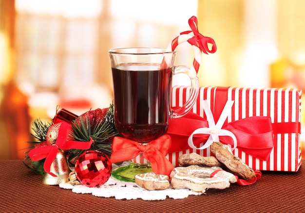 Boisson chaude et savoureuse avec des bonbons de noël et autres décorations sur fond clair