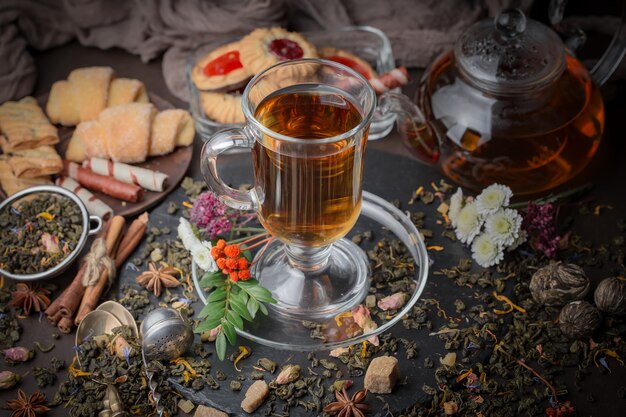 Boisson chaude de thé sur fond ancien en composition sur la table