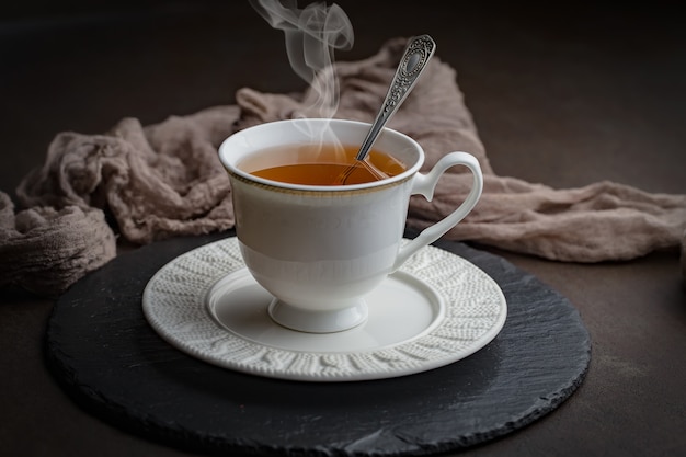 Boisson chaude de thé sur fond ancien en composition sur la table