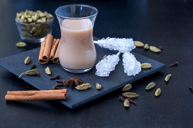 Boisson chaude traditionnelle indienne et moyen-orientale thé masala ou karak chai avec épices et lait Cuisine exotique