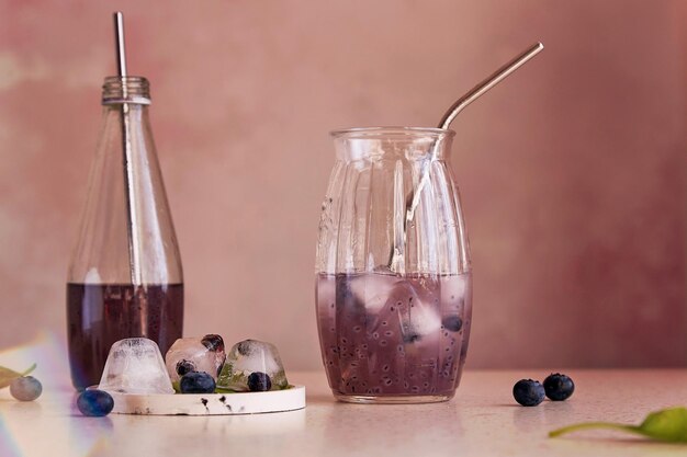 Boisson de chia naturelle biologique sans alcool avec graines de bleuets extrait de basilic feuilles de glace Boisson asiatique d'été rafraîchissante