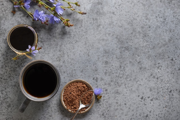 Boisson de chicorée utile et fleurs bleues. Boisson aux herbes saine, substitut de café. Espace pour le texte. Vue d'en-haut.