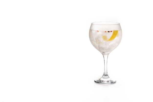 Photo boisson cocktail gin tonic classique dans un verre isolé sur fond blanc