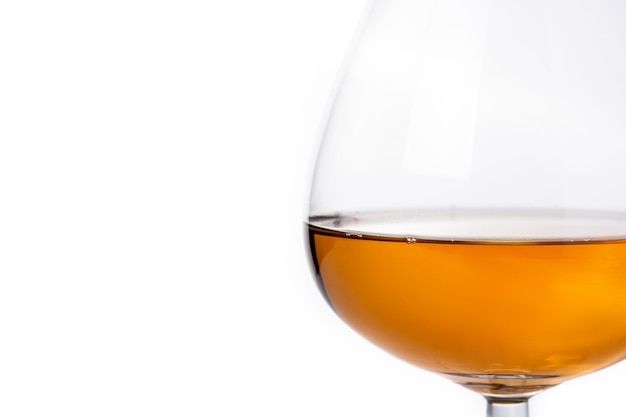 Boisson de cognac ou de whisky isolé sur fond blanc