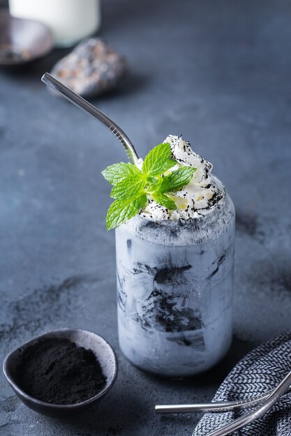 Boisson détox au latte au charbon actif glacé noir