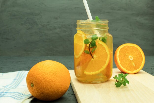 Une boisson d'eau fraîche infusée d'orange citron et citron vert