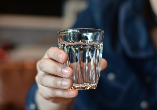 Boisson à l'eau liquide table froide de boisson transparente